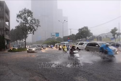 Mưa lớn gây ngập tại đường Nguyễn Hữu Cảnh đoạn giao với đường Nguyễn Bỉnh Khiêm. Ảnh: Xuân Dự - TTXVN