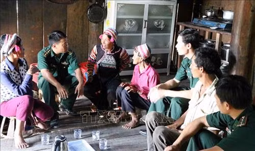 Các cán bộ Đồn biên phòng Hua Bum xuống bản Chang Chảo Pá, xã Hua Bum, tuyên truyền, vận động bà con thực hiện nghiêm đường lối, chủ trương của Đảng và chính sách pháp luật của Nhà nước. Ảnh: Công Tuyên-TTXVN