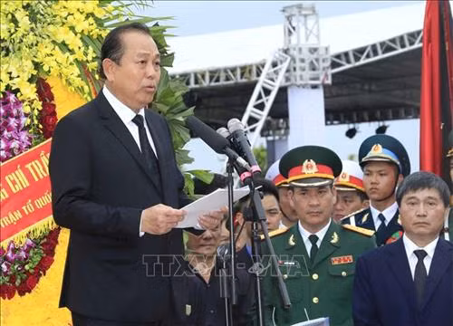 Linh cữu Chủ tịch nước Trần Đại Quang được quàn tại nhà tổ chức an táng để họ hàng, chính quyền, nhân dân địa phương viếng, tiễn biệt Chủ tịch nước lần cuối trước khi an táng. Ảnh: TTXVN Các tăng ni tại quê nhà cầu siêu, tưởng nhớ Chủ tịch nước Trần Đại Quang. Ảnh: TTXVN Đội nghi lễ đưa linh cữu của Chủ tịch nước Trần Đại Quang tới khu huyệt mộ để chuẩn bị cho nghi thức đầu tiên của lễ an táng. Ảnh: TTXVN Quyền Chủ tịch nước Đặng Thị Ngọc Thịnh, Phó Thủ tướng thường trực Trương Hòa Bình cùng đội nghi lễ đưa linh cữu Chủ tịch nước Trần Đại Quang từ xe tang tới nơi an táng. Ảnh: TTXVN Chủ tịch Quốc hội Nguyễn Thị Kim Ngân, Thường trực Ban Bí thư Trần Quốc Vượng cùng đội nghi lễ đưa linh cữu của Chủ tịch nước Trần Đại Quang tới khu huyệt mộ để chuẩn bị cho nghi thức đầu tiên của lễ an táng. Ảnh: Quang Quyết – TTXVN Các chiến sĩ trong đội nghi lễ thực hiện nghi thức hạ huyệt linh cữu Chủ tịch nước Trần Đại Quang. Ảnh: TTXVN Lãnh đạo, nguyên lãnh đạo Đảng, Nhà nước, Mặt trận Tổ quốc Việt Nam và gia đình Chủ tịch nước Trần Đại Quang thả những nắm đất đầu tiên xuống huyệt mộ Chủ tịch nước. Ảnh: Nhan Sáng – TTXVN Chủ tịch Quốc hội Nguyễn Thị Kim Ngân dẫn đầu đoàn lãnh đạo, nguyên lãnh đạo Đảng, Nhà nước, Mặt trận Tổ quốc Việt Nam cùng gia quyến đi quanh huyệt mộ, tiễn biệt Chủ tịch nước Trần Đại Quang lần cuối. Ảnh: Nhan Sáng – TTXVN Lãnh đạo, nguyên lãnh đạo Đảng, Nhà nước, Mặt trận Tổ quốc Việt Nam và gia đình Chủ tịch nước Trần Đại Quang thả những nắm đất đầu tiên xuống huyệt mộ Chủ tịch nước. Ảnh: Nhan Sáng – TTXVN Quang cảnh nơi tổ chức an táng Chủ tịch nước Trần Đại Quang tại xã Quang Thiện, huyện Kim Sơn, tỉnh Ninh Bình. Ảnh: TTXVN Đồng chí Trương Hòa Bình, Ủy viên Bộ Chính trị, Phó Thủ tướng thường trực Chính phủ, Trưởng Ban Tổ chức Lễ tang phát biểu cảm ơn và tuyên bố kết thúc Lễ Quốc tang Chủ tịch nước Trần Đại Quang. Ảnh: Nhan Sáng – TTXVN Mộ Chủ tịch nước Trần Đại Quang tại quê hương - xã Quang Thiện, huyện Kim Sơn, tỉnh Ninh Bình. Ảnh: Nhan Sáng – TTXVN