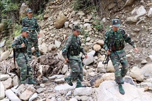 Các chiến sĩ Đồn biên phòng Hua Bum tiến hành tuần tra bảo vệ an ninh trật tự và đường biên giới Tổ quốc. Ảnh: Công Tuyên-TTXVN