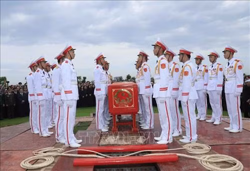 Linh cữu Chủ tịch nước Trần Đại Quang được quàn tại nhà tổ chức an táng để họ hàng, chính quyền, nhân dân địa phương viếng, tiễn biệt Chủ tịch nước lần cuối trước khi an táng. Ảnh: TTXVN Các tăng ni tại quê nhà cầu siêu, tưởng nhớ Chủ tịch nước Trần Đại Quang. Ảnh: TTXVN Đội nghi lễ đưa linh cữu của Chủ tịch nước Trần Đại Quang tới khu huyệt mộ để chuẩn bị cho nghi thức đầu tiên của lễ an táng. Ảnh: TTXVN Quyền Chủ tịch nước Đặng Thị Ngọc Thịnh, Phó Thủ tướng thường trực Trương Hòa Bình cùng đội nghi lễ đưa linh cữu Chủ tịch nước Trần Đại Quang từ xe tang tới nơi an táng. Ảnh: TTXVN Chủ tịch Quốc hội Nguyễn Thị Kim Ngân, Thường trực Ban Bí thư Trần Quốc Vượng cùng đội nghi lễ đưa linh cữu của Chủ tịch nước Trần Đại Quang tới khu huyệt mộ để chuẩn bị cho nghi thức đầu tiên của lễ an táng. Ảnh: Quang Quyết – TTXVN Các chiến sĩ trong đội nghi lễ thực hiện nghi thức hạ huyệt linh cữu Chủ tịch nước Trần Đại Quang. Ảnh: TTXVN Lãnh đạo, nguyên lãnh đạo Đảng, Nhà nước, Mặt trận Tổ quốc Việt Nam và gia đình Chủ tịch nước Trần Đại Quang thả những nắm đất đầu tiên xuống huyệt mộ Chủ tịch nước. Ảnh: Nhan Sáng – TTXVN Chủ tịch Quốc hội Nguyễn Thị Kim Ngân dẫn đầu đoàn lãnh đạo, nguyên lãnh đạo Đảng, Nhà nước, Mặt trận Tổ quốc Việt Nam cùng gia quyến đi quanh huyệt mộ, tiễn biệt Chủ tịch nước Trần Đại Quang lần cuối. Ảnh: Nhan Sáng – TTXVN Lãnh đạo, nguyên lãnh đạo Đảng, Nhà nước, Mặt trận Tổ quốc Việt Nam và gia đình Chủ tịch nước Trần Đại Quang thả những nắm đất đầu tiên xuống huyệt mộ Chủ tịch nước. Ảnh: Nhan Sáng – TTXVN Quang cảnh nơi tổ chức an táng Chủ tịch nước Trần Đại Quang tại xã Quang Thiện, huyện Kim Sơn, tỉnh Ninh Bình. Ảnh: TTXVN Đồng chí Trương Hòa Bình, Ủy viên Bộ Chính trị, Phó Thủ tướng thường trực Chính phủ, Trưởng Ban Tổ chức Lễ tang phát biểu cảm ơn và tuyên bố kết thúc Lễ Quốc tang Chủ tịch nước Trần Đại Quang. Ảnh: Nhan Sáng – TTXVN Mộ Chủ tịch nước Trần Đại Quang tại quê hương - xã Quang Thiện, huyện Kim Sơn, tỉnh Ninh Bình. Ảnh: Nhan Sáng – TTXVN
