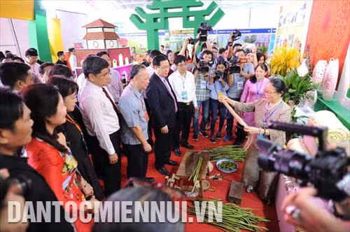 Phó Thủ tướng Chính phủ Vương Đình Huệ, Phó Chủ tịch Thường trực Ủy ban Nhân dân thành phố Hà Nội Nguyễn Văn Sửu và các đại biểu tham quan các gian hàng trưng bày sản phẩm tại triển lãm.