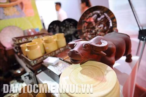 Các sản phẩm thủ công mỹ nghệ Hà Nội được trưng bày tại triển lãm.