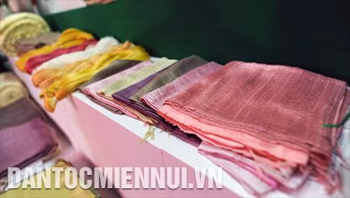 Tơ lụa truyền thống Hà Nội được trưng bày tại triển lãm.
