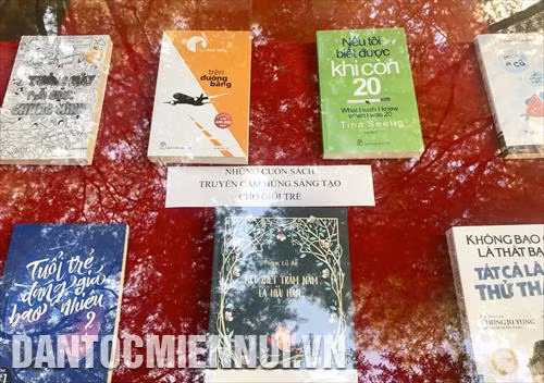 Những cuốn sách truyền cảm hứng sáng tạo cho giới trẻ được trưng bày tại Đường sách Thành phố Hồ Chí Minh. Ảnh: Thu Hương