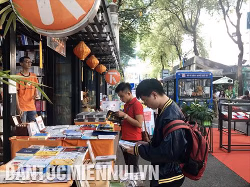 Tuần lễ khuyến đọc với chủ đề Sách và cộng đồng trẻ là hoạt động thiết thực chào mừng Ngày sách Việt Nam 21-4, thu hút được sự quan tâm của đông đảo bạn đọc. Ảnh: Thu Hương