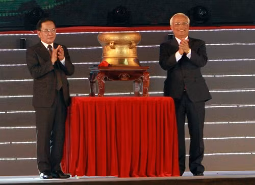 Phó Chủ tịch Quốc hội Uông Chu Lưu trao tặng Trống đồng- biểu tương tình đoàn kết đại gia đình các dân tộc Việt Nam cho tỉnh Sơn La. Ảnh Điêu Chính Tới- TTXVN