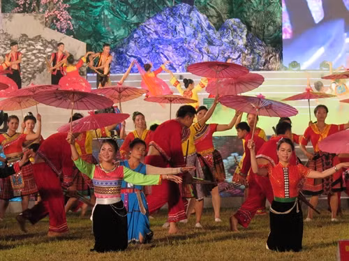 Biểu diễn nghệ thuật với chủ đề "Sơn La- miền đất yêu thương" chào mừng kỷ niệm 120 năm ngày thành lập tỉnh Sơn La. Ảnh Điêu Chính Tới- TTXVN