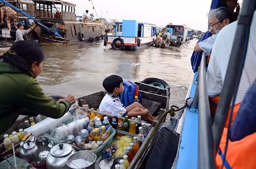 Du khách có thể thưởng thức ly cà phê thơm ngon