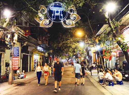 Tại 6 tuyến phố đi bộ của Thủ đô Hà Nội hiện còn lưu giữ những công trình kiến trúc được xây từ thế kỷ 18-19, trong đó, nhiều di tích lịch sử, văn hóa có giá trị cao như: đền Bạch Mã, đền Quán Đế, nhà cổ 87 Mã Mây, đền Hương Tượng, đình Kim Ngân, đình Đồng Lạc...
