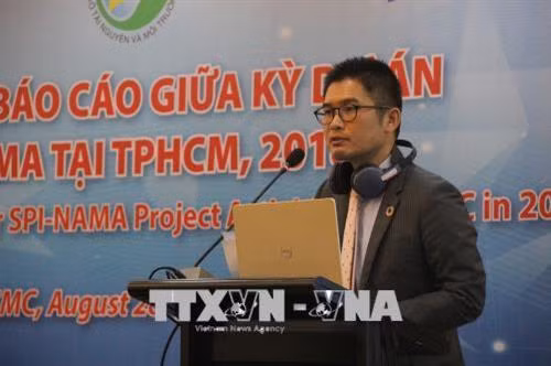 Ông Makoto Kato, chuyên gia ngắn hạn của JICA trình bày những kết quả đạt được trong giữa kỳ thực hiện dự án. Ảnh: Xuân Dự - TTXVN