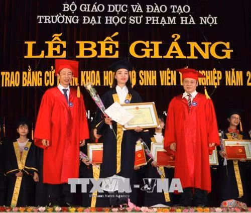 Trao Bằng cử nhân khoa học và giấy khen cho sinh viên K64, tốt nghiệp xuất sắc năm 2018. Ảnh: Thanh Tùng - TTXVN