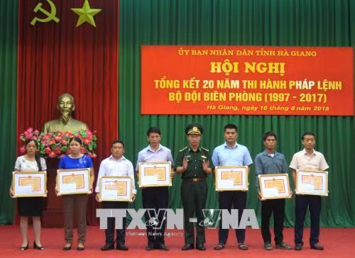 Lãnh đạo Bộ Chỉ huy Bộ đội Biên phòng Hà Giang tặng Giấy khen cho các tập thể, cá nhân đạt thành tích xuất sắc trong thực hiện Pháp lệnh Bộ đội Biên phòng. Ảnh: Minh Tâm-TTXVN