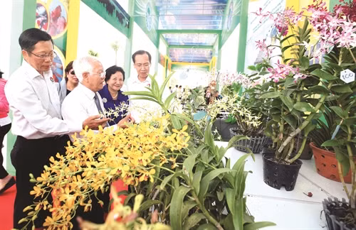 Lãnh đạo Thành phố Hồ Chí Minh tham quan Triển lãm giống nông nghiệp Thành phố Hồ Chí Minh năm 2015 (Ảnh: Mạnh Linh - Phương Vi)