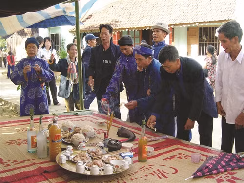 Già làng làm lễ trước khi tổ chức đâm trâu
