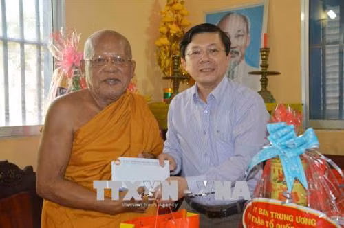 Nhân dịp Tết Chôl Chnăm Thmây 2018, Phó Chủ tịch Ủy ban Trung ương Mặt trận Tổ quốc Việt Nam Nguyễn Hữu Dũng thăm, chúc Tết, tặng quà các vị sư tiêu biểu tỉnh Sóc Trăng. Ảnh: Hoài Thu – TTXVN