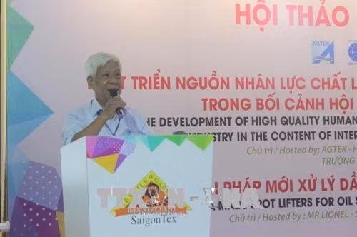 Ông Phạm Xuân Hồng, Chủ tịch Hội dệt may thêu đan Thành phố Hồ Chí Minh phát biểu tại hội thảo. Ảnh: Xuân Anh - TTXVN