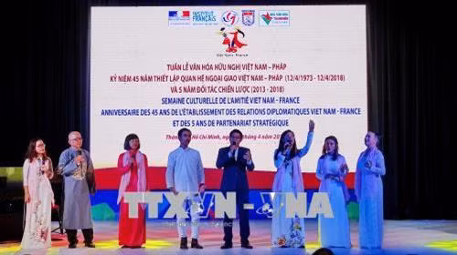 Tiết mục văn nghệ chào mừng tại lễ khai mạc Tuần lễ văn hóa hữu nghị Việt Nam – Pháp năm 2018. Ảnh : Thế Anh-TTXVN