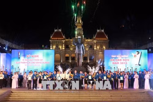 Ủy viên Bộ Chính trị, Bí thư Thành ủy Thành phố Hồ Chí Minh Nguyễn Thiện Nhân với các tập thể đoạt Giải thưởng Hồ Hảo Hớn năm 2018. Ảnh: Thanh Vũ-TTXVN