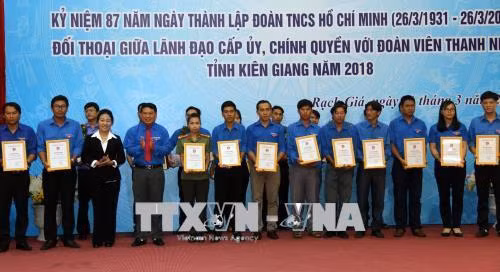 Tuyên dương gương mặt trẻ tiêu biểu. Ảnh: Lê Sen – TTXVN