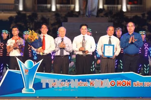 Ủy viên Bộ Chính trị, Bí thư Thành ủy Thành phố Hồ Chí Minh Nguyễn Thiện Nhân cùng lãnh đạo Thành đoàn qua các thời kỳ trao Giải thưởng Hồ Hảo Hớn cho Trung tâm Phát triển Khoa học và Công nghệ Trẻ Thành phố với mô hình liên hoan “Tuổi trẻ sáng tạo”. Ảnh: Thanh Vũ-TTXVN