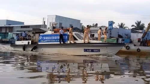 Cảnh sát giao thông đường thủy Công an tỉnh lập lại trật tự an toàn giao thông trên các tuyến sông. Ảnh: Lê Sen - TTXVN