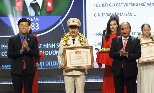 Thủ tướng Nguyễn Xuân Phúc và Bí thư thứ nhất Trung ương Đoàn Lê Quốc Phong trao Bằng khen cho các Gương mặt trẻ Việt Nam tiêu biểu năm 2017. Ảnh: Văn Điệp – TTXVN