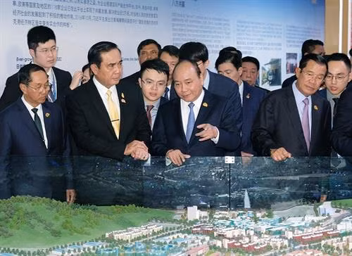 Thủ tướng Nguyễn Xuân Phúc thăm Triển lãm ảnh thành tựu Mê Công - Lan Thương bên lề Hội nghị Cấp cao Hợp tác Mê Công - Lan Thương lần thứ hai. Ảnh: Thống Nhất - TTXVN