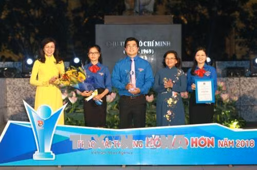 Trưởng Ban Tuyên giáo Thành ủy Thân Thị Thư (phải) và Phó Chủ tịch UBND Thành phố Hồ Chí Minh Nguyễn Thị Thu (trái) trao Giải thưởng Hồ Hảo Hớn cho Đoàn TNCS Hồ Chí Minh Khối Dân - Chính - Đảng Thành phố Hồ Chí Minh với mô hình Hội trại truyền thống “Lá trung quân”. Ảnh: Thanh Vũ-TTXVN