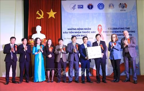 Các đại biểu chứng kiến lễ trao hộp thuốc ARV cho cơ sở khám chữa bệnh. Ảnh: An Đăng - TTXVN