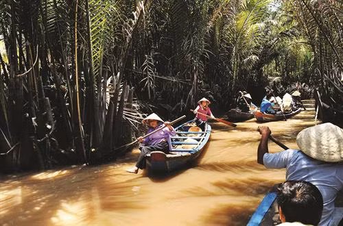 Cà Mau là miền của sông nước và miệt vườn nên sản vật nơi đây rất sẵn, thơm ngon mà giá cả lại vô cùng rẻ Du khách chụp ảnh lưu niệm tại cột mốc Tọa độ Quốc gia GPS 0001 (cây số 0) Thuyền đưa du khách khám phá miệt vườn, kênh rạch
