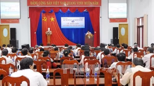 Ngày 19/02/2016, Quỹ trợ vốn CEF Quỹ trợ vốn cho người lao động nghèo tự tạo việc làm) chi nhánh Tây Ninh đã tổ chức Lễ tổng kết hoạt động trợ vốn năm 2015. Trong năm qua, Quỹ đã trợ vốn giải ngân cho hơn 2.600 hộ gia đình có điều kiện kinh tế khó khăn có nhu cầu về vốn để buôn bán, sản xuất, chăn nuôi… vay với số tiền trên 28 tỷ đồng và trợ vốn cho hơn 1.600 công chức, viên chức, công nhân nghèo với số tiền gần 22 tỷ đồng để tăng gia sản xuất, cải thiện cuộc sống. Sản phẩm tín dụng Quỹ trợ vốn CEF gồm có: tín dụng tăng thu nhập, tín dụng sửa chữa nhà, tín dụng học nghề với lãi suất bình quân từ 0,5/tháng đến 0,9%/tháng. Quỹ đã cung cấp cho thành viên sản phẩm tiết kiệm nhằm khuyến khích, tạo thói quen tiết kiệm, giúp giảm thiểu rủi ro trong cuộc sống của người lao động. Trong ảnh: Quang cảnh buổi lễ tổng kết. Ảnh: Thanh Tân-TTXVN