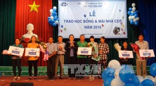 Ngày 05/08/2016, tại TP.Cao Lãnh, Quỹ Trợ vốn cho người lao động nghèo tự tạo việc làm (Quỹ CEP) tổ chức lễ trao học bổng cho học sinh và trao “Mái nhà CEP” năm 2016. 120 suất học bổng được trao cho học sinh có hoàn cảnh khó khăn vượt khó học giỏi (trị giá từ 1 triệu - 2,5 triệu đồng/suất), hơn 860 phần quà cho học sinh.Trong ảnh: Trao kinh phí xây dựng nhà tình thương cho hộ nghèo. Ảnh: Huỳnh Phúc Hậu - TTXVN