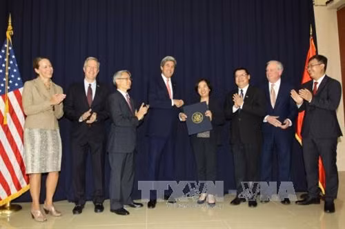 Ngoại trưởng Hoa Kỳ John Kerry trao thư tài trợ xây dựng trường Đại học Fulbright Việt Nam. Ảnh: Thanh Vũ - TTXVN