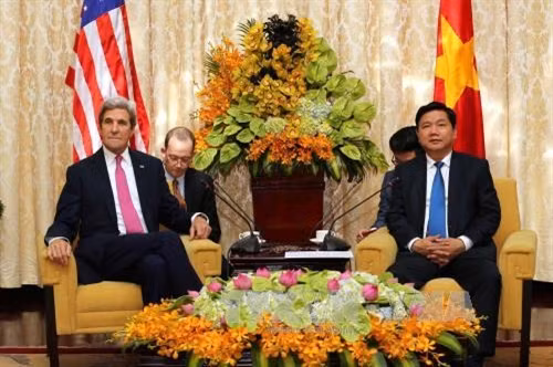 Bí thư Thành ủy Thành phố Hồ Chí Minh Đinh La Thăng tiếp Ngoại trưởng Hoa Kỳ John Kerry