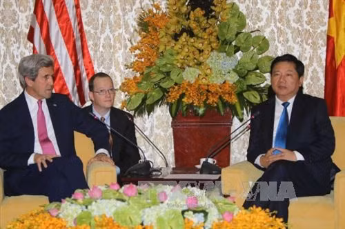 Tối 13/01/2017, Bí thư Thành ủy Thành phố Hồ Chí Minh Đinh La Thăng tiếp Ngoại trưởng Hoa Kỳ John Kerry đang có chuyến thăm và làm việc tại Việt Nam. Ảnh: Thanh Vũ-TTXVN