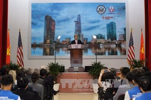 Trong khuôn khổ chuyến thăm và làm việc tại Việt Nam, chiều 13/01/2017, Ngoại trưởng Hoa Kỳ John Kerry đến thăm và có buổi nói chuyện với sinh viên, thanh niên trường Đại học Sư phạm Kỹ thuật Thành phố Hồ Chí Minh. Ảnh: Thanh Vũ-TTXVN