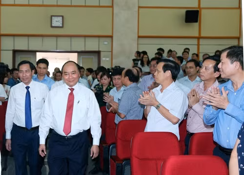 Thủ tướng Nguyễn Xuân Phúc đến dự buổi gặp mặt. Ảnh: Thống Nhất-TTXVN