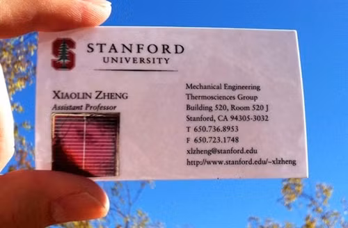 Miếng dán pin Mặt trời tái sử dụng có thể dễ dàng gắn với bất cứ thứ gì vững chắc.