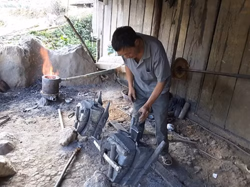 Gang, thép sau khi nung chảy được đổ vào khuôn và để trong vài giờ.