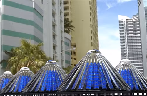 Các tấm pin của V3Solar có hình nón quay để tối ưu hóa sản xuất năng lượng.