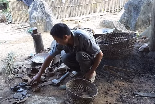 Để làm được một lưỡi cày tốt, trước tiên phải chọn loại gang, thép tốt, không pha tạp.