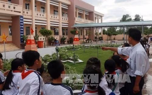 Học sinh trường Tiểu học Hộ Phòng A (phường Hộ Phòng, thị xã Giá Rai, Bạc Liêu) tìm hiểu bản đồ Việt Nam và hai quần đảo Hoàng Sa, Trường Sa qua mô hình