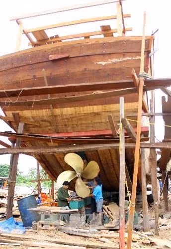 Đóng mới tàu thuyền tại một cơ sở đóng tàu ở phường Quảng Tiến, thị xã Sầm Sơn. Ảnh: Quang Quyết – TTXVN