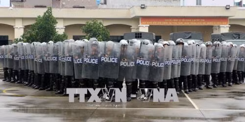 Chiến sỹ Tiểu đoàn 2 triển khai tập luyện các bài tập đội hình lá chắn. Ảnh: Thành Chung – TTXVN