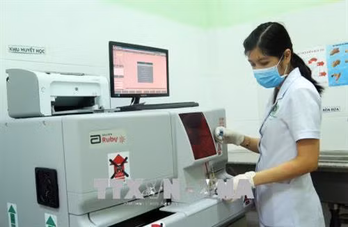 Xét nghiệm máu tại Trạm Y tế phường Thảo Điền, quận 2 (Thành phố Hồ Chí Minh). Ảnh: Đinh Hằng – TTXVN