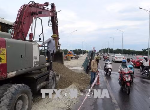 Thi công mở rộng cầu Phú Xuân. Ảnh: Quốc Việt - TTXVN