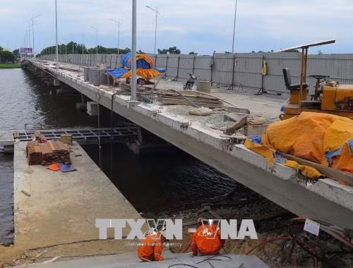Thi công mở rộng cầu Phú Xuân. Ảnh: Quốc Việt - TTXVN