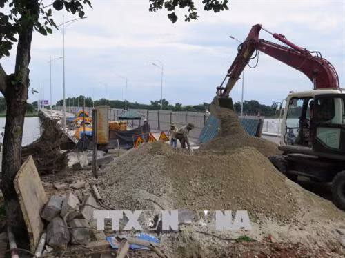 Thi công mở rộng cầu Phú Xuân, bắc qua sông Hương. Ảnh: Quốc Việt - TTXVN