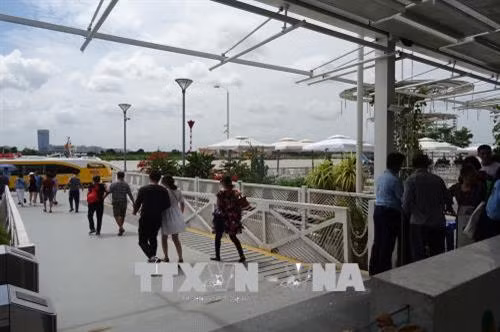 Du khách tham quan trải nghiệm tuyến bus đường sông tại TP Hồ Chí Minh. Ảnh: Gia Thuận – TTXVN
